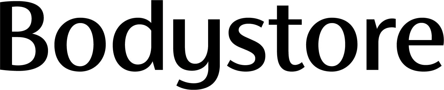 Logotyp för återförsälaren Bodystore. Deras varumärke står i svart text med transparent bakgrund.